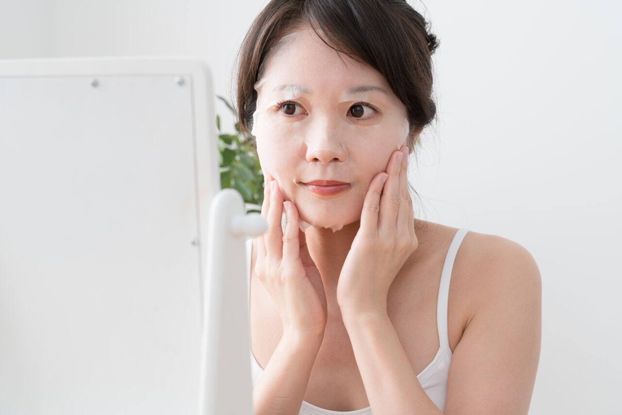 スキンケアをする女性、シートマスク、シートパック